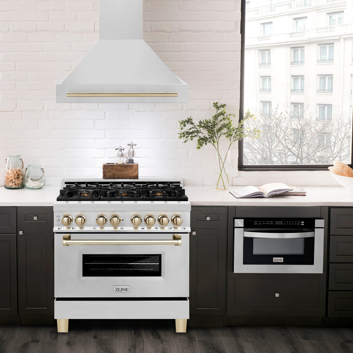 ZLINE Autograph Edition 36" Stainless Steel Range Hood with Stainless Steel Shell and Polished Gold Handle (8654STZ-36-G)