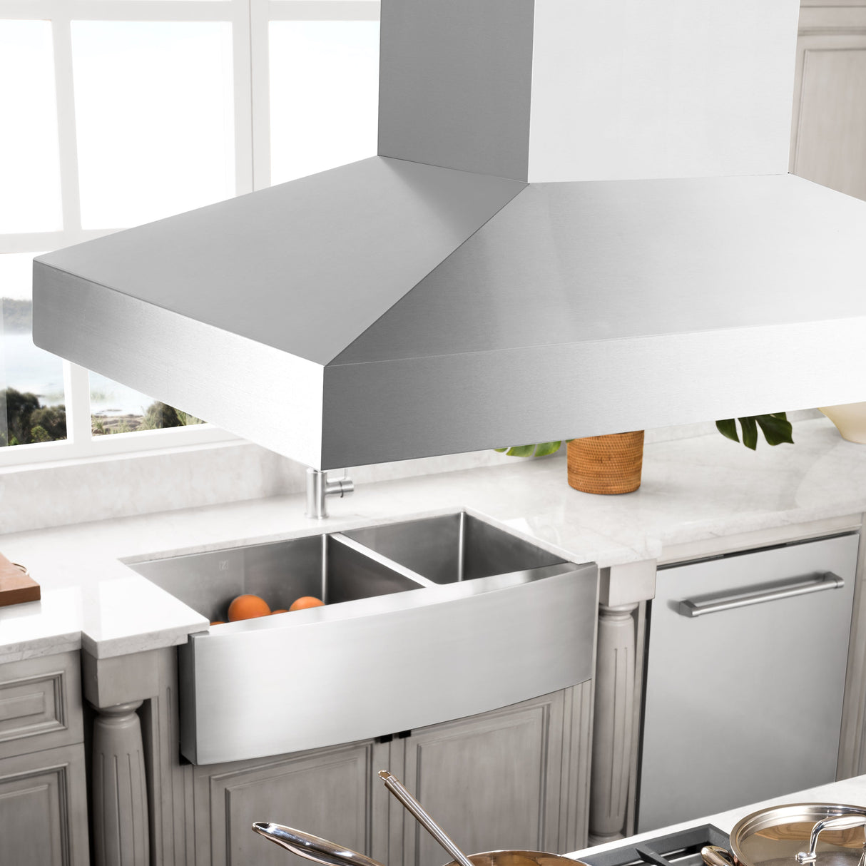 48" ZLINE CrownSound™Ducted Vent Island Mount Range Hood in Stainless Steel with Built-in Bluetooth Speakers (KL3iCRN-BT-48)